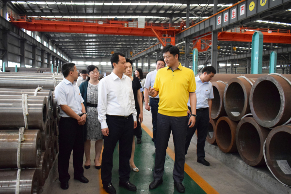 6月22日，團省委書記王偉一行來到江都區(qū)，專題調(diào)研我區(qū)企業(yè)家創(chuàng)新創(chuàng)業(yè)情況。區(qū)委副書記、區(qū)政協(xié)主席曾慶玲等陪同調(diào)研。當(dāng)天下午，王偉一行來到龍川鋼管，受到了公司馬自強董事長的熱情接待。   △馬董事長向王偉書記一行介紹公司產(chǎn)品   在馬董事長的陪同下，王偉一行實地參觀了美鋼管業(yè)物流中心、六分廠大口徑高合金無縫鋼管生產(chǎn)線，了解了公司發(fā)展歷程、企業(yè)規(guī)模、產(chǎn)品結(jié)構(gòu)及在創(chuàng)新創(chuàng)業(yè)方面取得的成果，向馬董事長征求了對共青團服務(wù)青年創(chuàng)新創(chuàng)業(yè)工作的意見和建議，勉勵企業(yè)家搶抓新一輪產(chǎn)業(yè)變革的機遇，銳意創(chuàng)新、潛心實干，進一步做大做強，并要求各級團組織更好地服務(wù)企業(yè)家，助力企業(yè)轉(zhuǎn)型升級。  △王偉書記一行參觀六分廠大口徑高合金無縫鋼管生產(chǎn)線