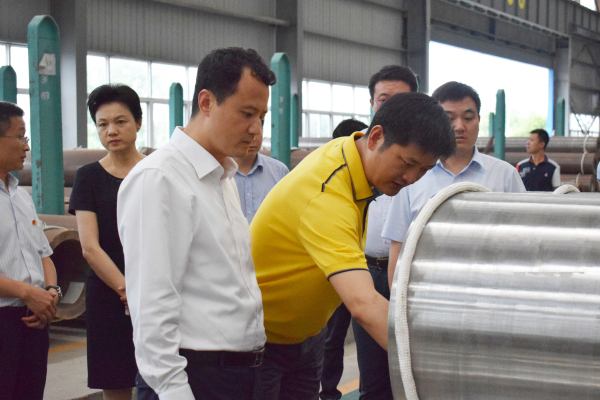 6月22日，團省委書記王偉一行來到江都區(qū)，專題調(diào)研我區(qū)企業(yè)家創(chuàng)新創(chuàng)業(yè)情況。區(qū)委副書記、區(qū)政協(xié)主席曾慶玲等陪同調(diào)研。當(dāng)天下午，王偉一行來到龍川鋼管，受到了公司馬自強董事長的熱情接待。   △馬董事長向王偉書記一行介紹公司產(chǎn)品   在馬董事長的陪同下，王偉一行實地參觀了美鋼管業(yè)物流中心、六分廠大口徑高合金無縫鋼管生產(chǎn)線，了解了公司發(fā)展歷程、企業(yè)規(guī)模、產(chǎn)品結(jié)構(gòu)及在創(chuàng)新創(chuàng)業(yè)方面取得的成果，向馬董事長征求了對共青團服務(wù)青年創(chuàng)新創(chuàng)業(yè)工作的意見和建議，勉勵企業(yè)家搶抓新一輪產(chǎn)業(yè)變革的機遇，銳意創(chuàng)新、潛心實干，進一步做大做強，并要求各級團組織更好地服務(wù)企業(yè)家，助力企業(yè)轉(zhuǎn)型升級。  △王偉書記一行參觀六分廠大口徑高合金無縫鋼管生產(chǎn)線